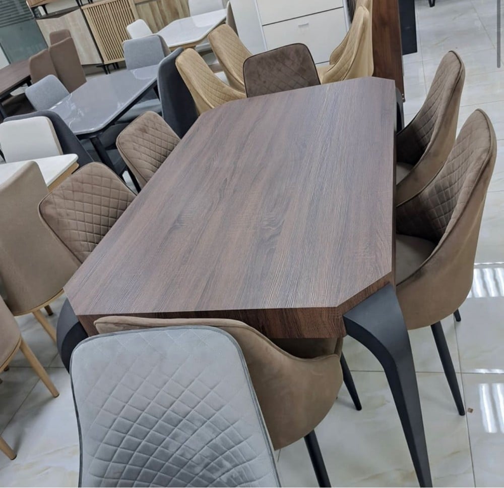 طاولة طعام كلاسيكية مع كراسي مخملية فاخرة