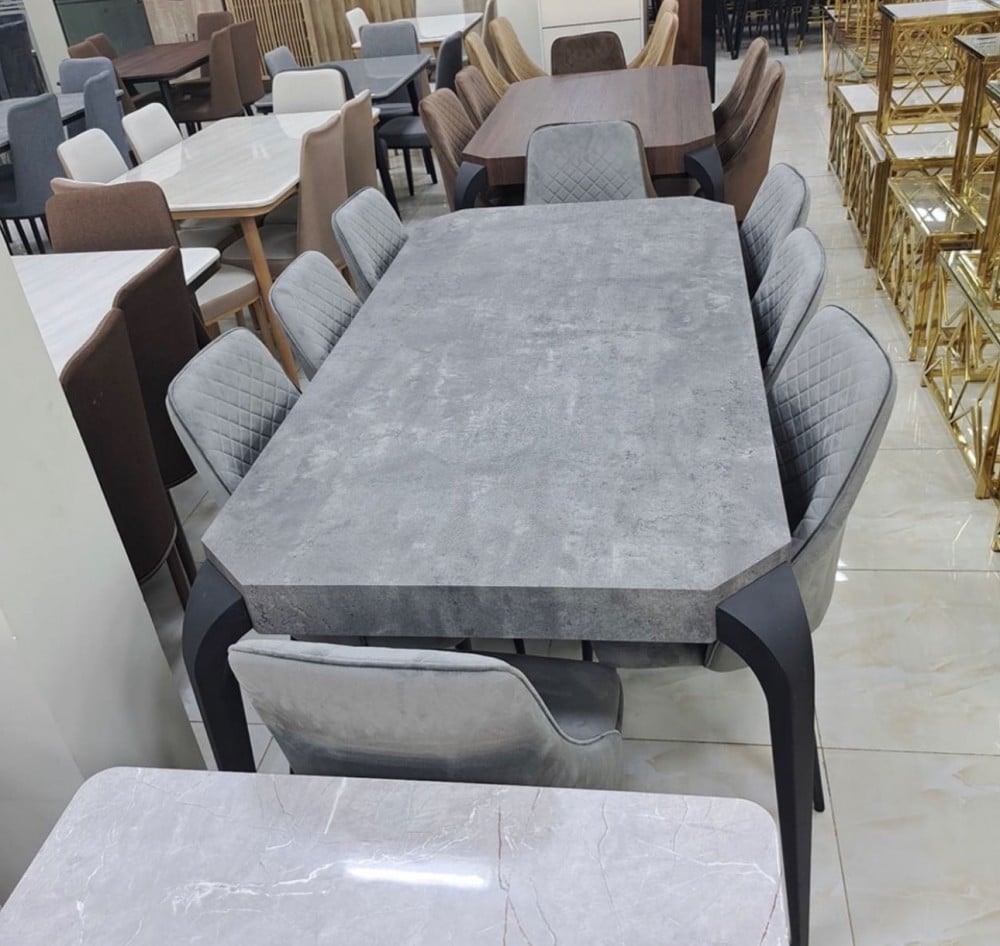 طاولة طعام كلاسيكية مع كراسي مخملية فاخرة